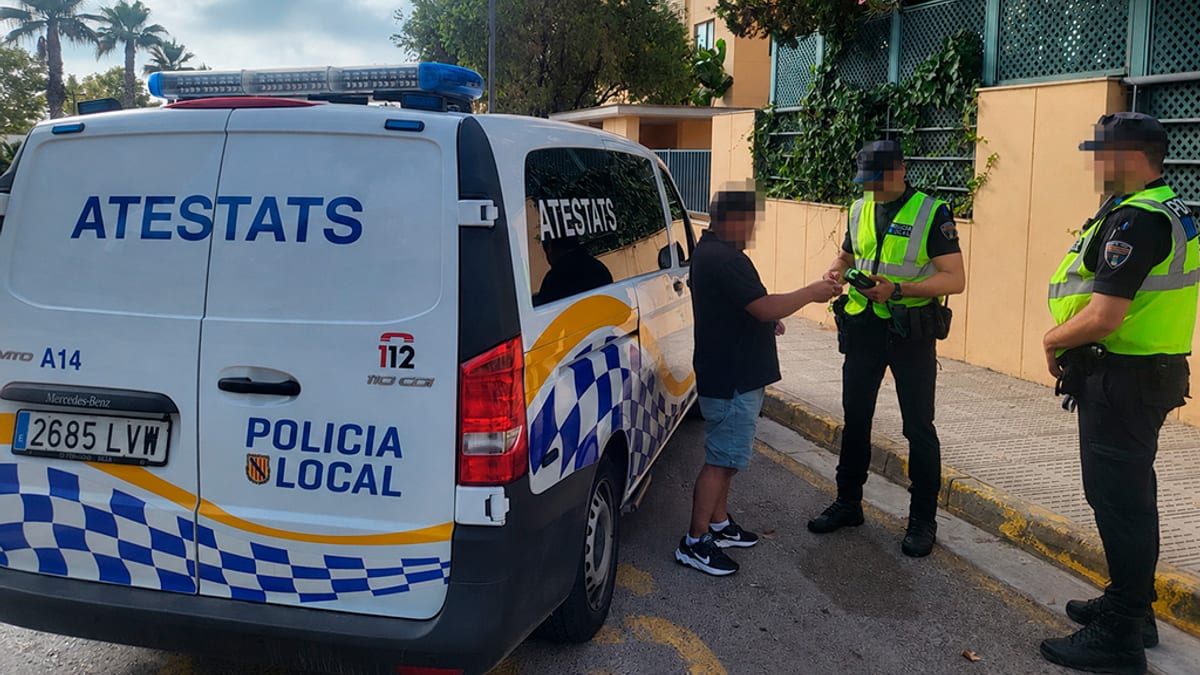Agente de la Policía Local de Eivissa realizando prueba de control de tráfico
