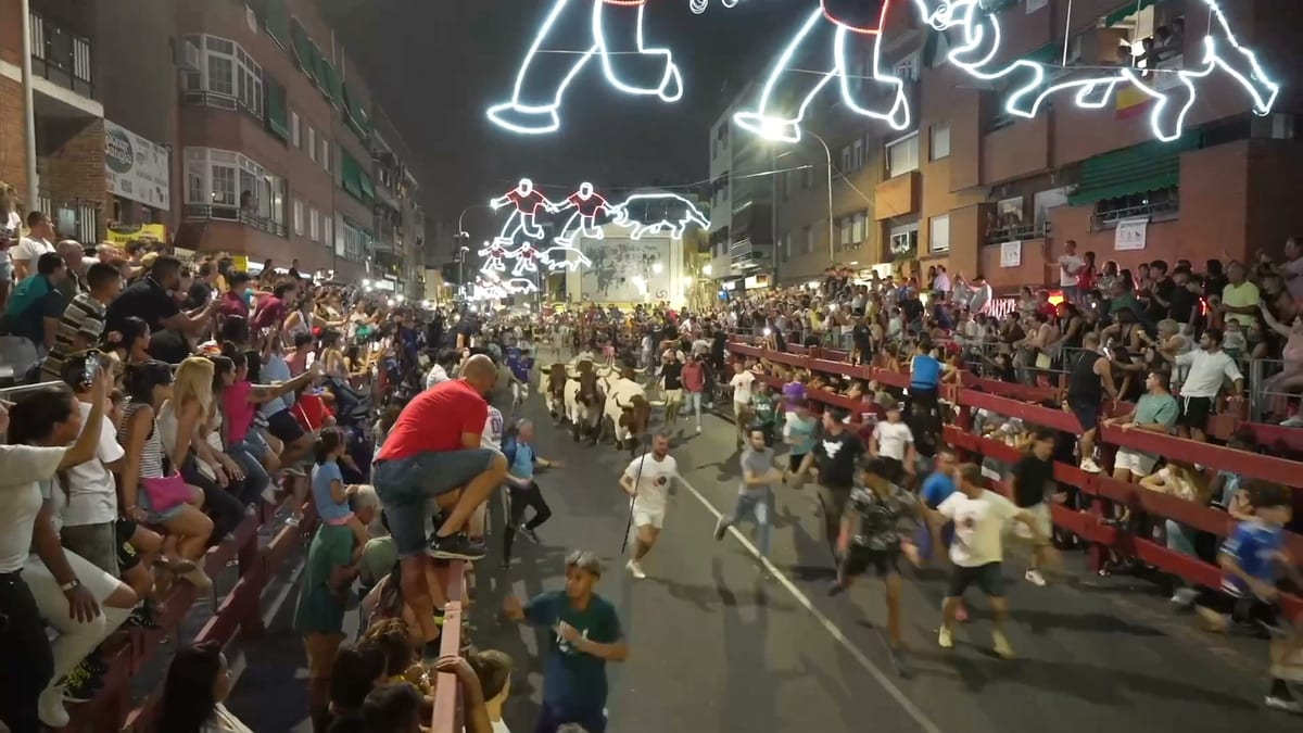 Celebración nocturna con multitudes durante festividad callejera en San Sebastián de los Reyes