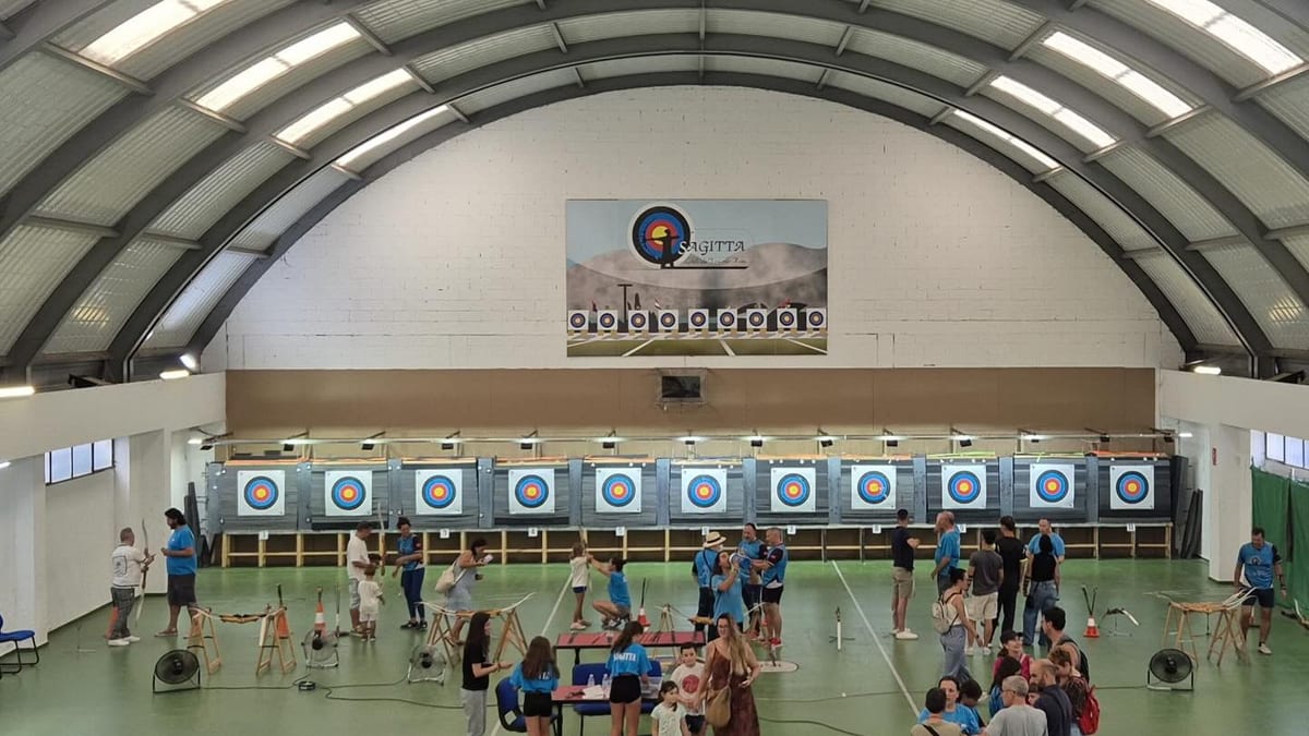 Participantes en la jornada de puertas abiertas de Tiro con Arco del Club Sagitta durante las Ferias de Alcalá 2026