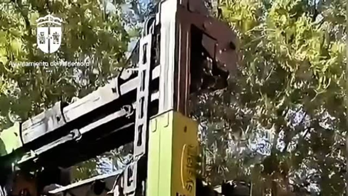 Camión de recogida de residuos con sistema integrado de limpieza automática de contenedores en Valdemoro