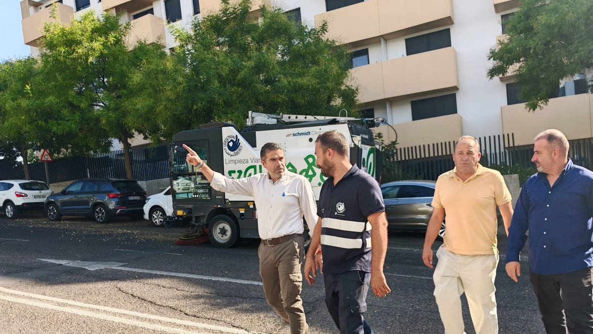Equipo municipal realizando labores de limpieza viaria en el barrio de La Estación de Valdemoro con herramientas de barrido y baldeo