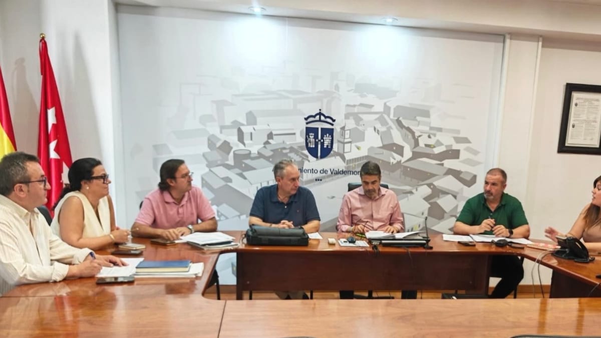 Reunión de trabajo del Ayuntamiento de Valdemoro en la sala de juntas para preparar el pleno extraordinario de agosto