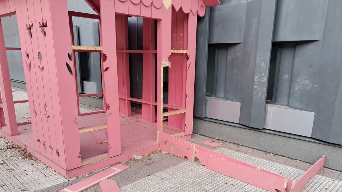 Casa de los Cuentos vandalizada en la Biblioteca Rafael Azcona de Logroño