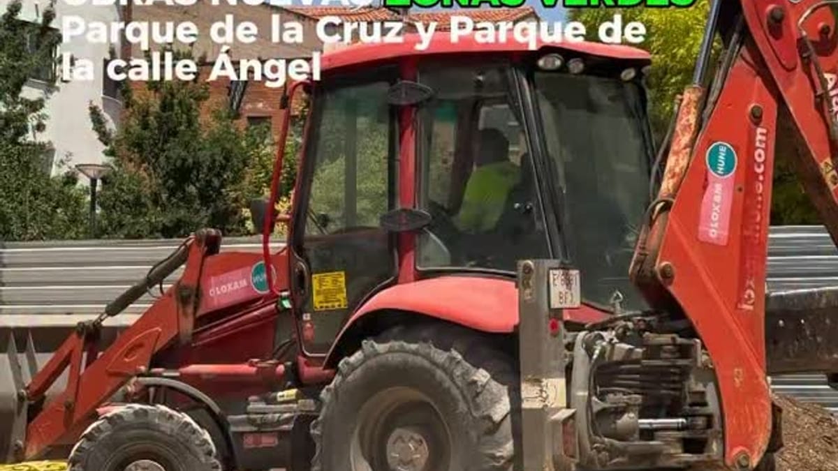 Obras de las nuevas zonas verdes en la calle Ángel y Plaza de la Cruz de Albacete, con áreas ajardinadas y juegos infantiles inclusivos