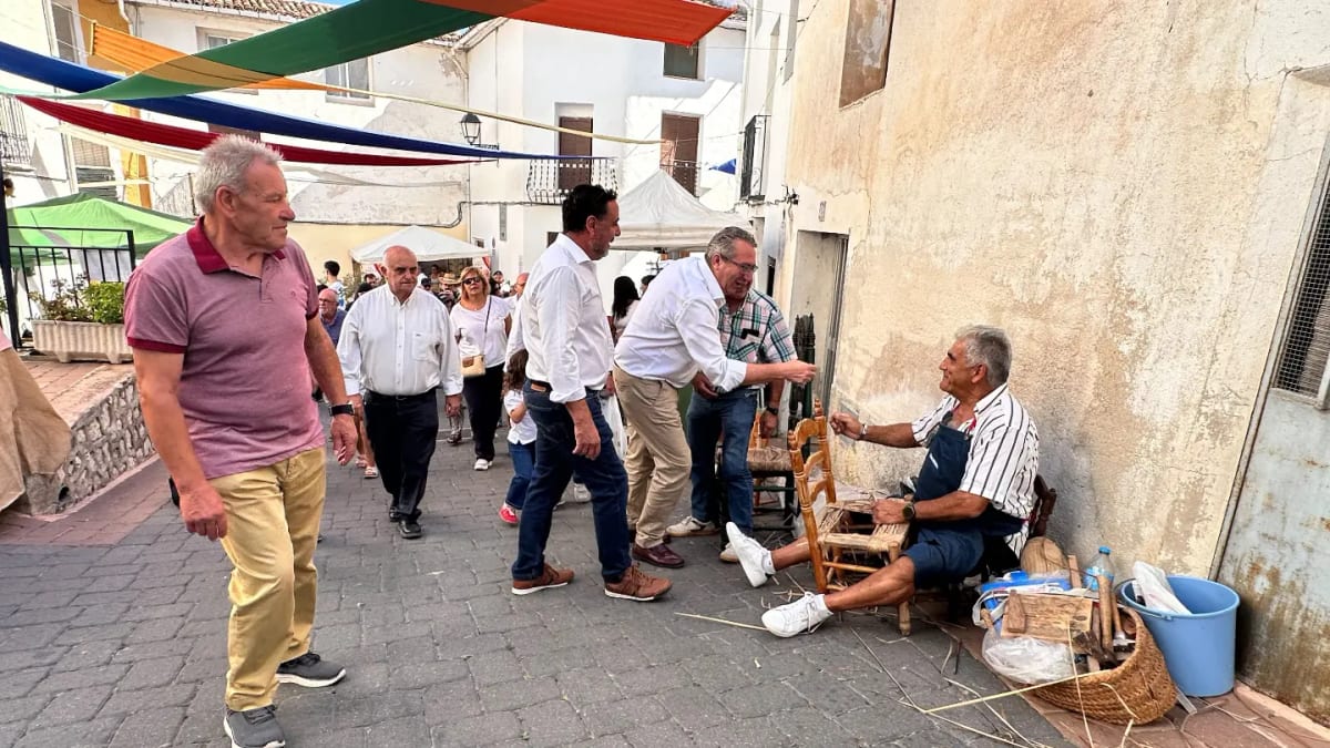 Inauguración de la XXI Fira de Sant Miquel de Benifato con puestos de artesanía y gastronomía local