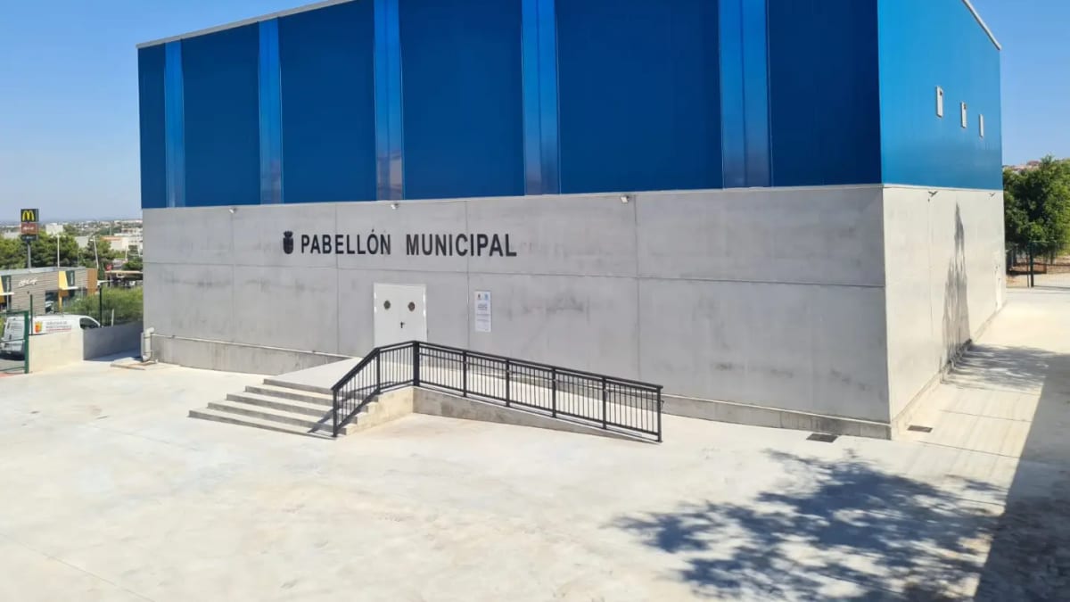 Inauguración del nuevo Pabellón Municipal de Benijófar con el diputado de Infraestructuras Antonio Bernabeu y el alcalde Luis Rodríguez