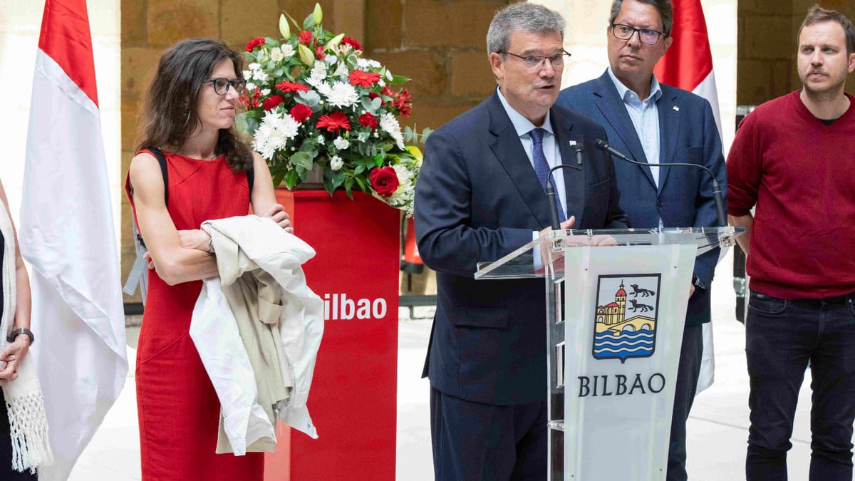 Ofrenda floral en homenaje a Miguel de Unamuno en la plaza dedicada al escritor bilbaíno, presidida por el alcalde