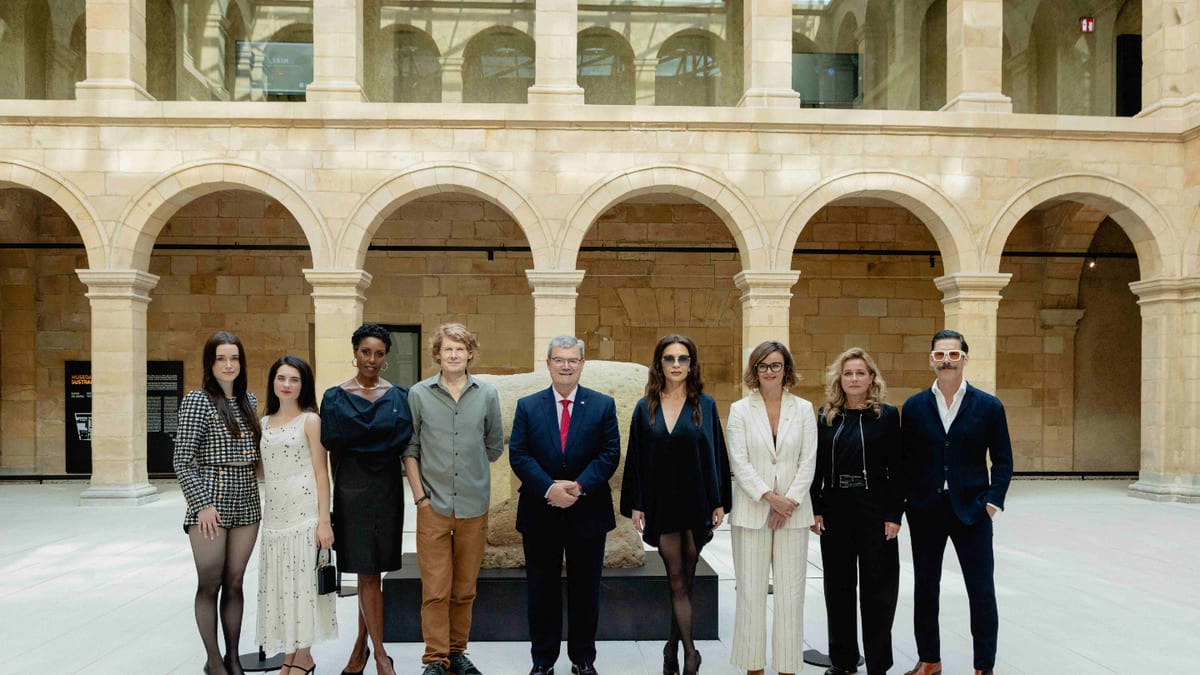 Catherine Zeta-Jones y autoridades de Bilbao en la presentación de Kill Jackie en el Euskal Museoa