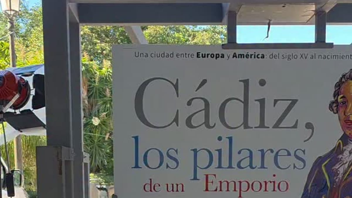 Cartel de la exposición 'Cádiz, los pilares de un Imperio' en el Paseo de Canalejas, mostrando la historia de la ciudad entre Europa y América