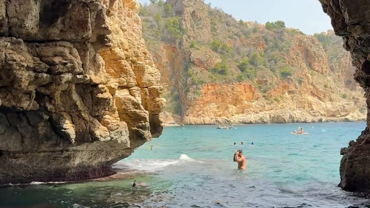 Vista de la Cala del Moraig en El Poble Nou de Benitatxell, playa galardonada con Bandera Azul