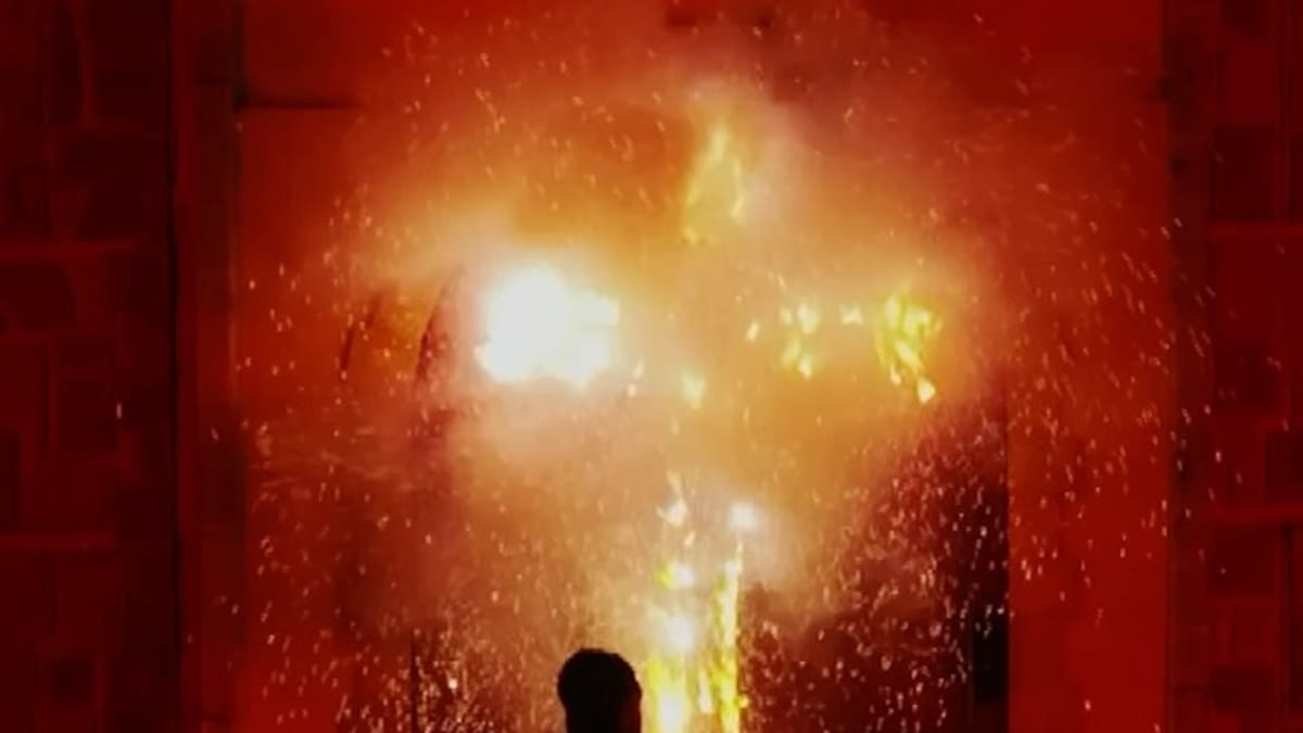 Desfile de las Fiestas de Calp con participantes en traje tradicional y música en directo