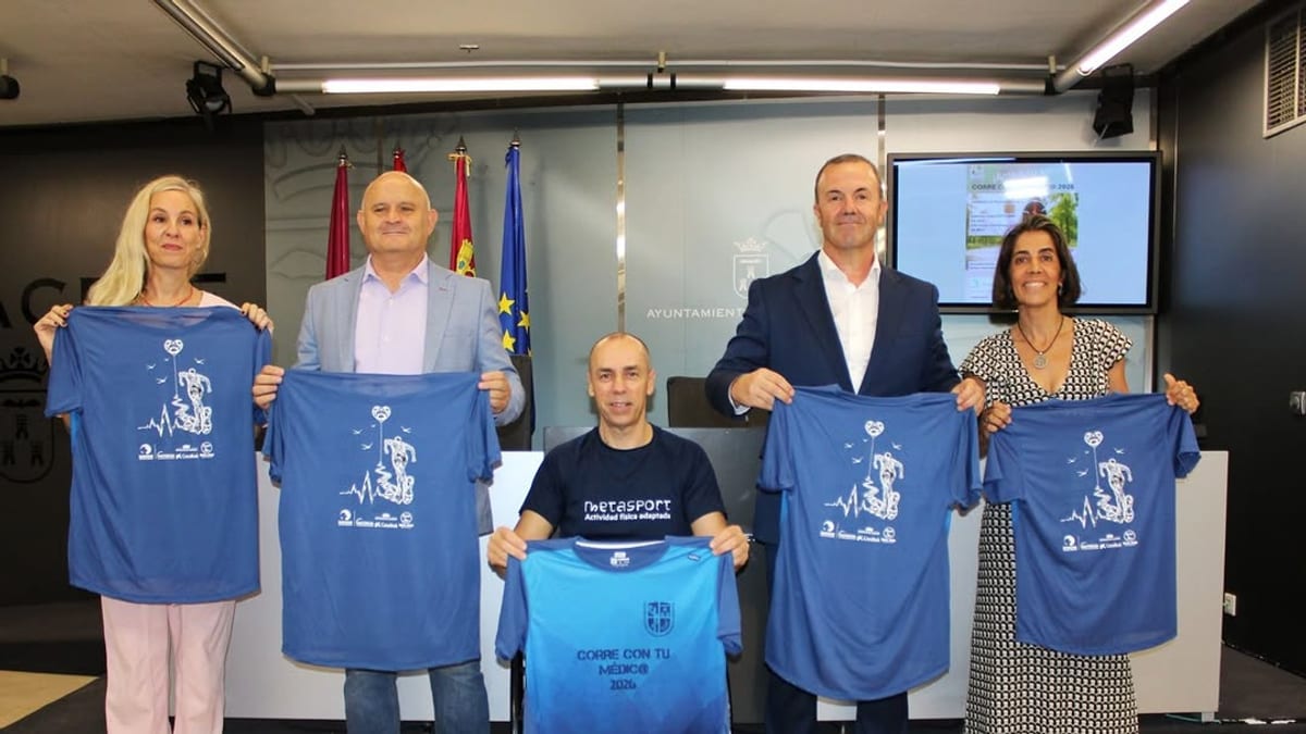 Joven con camiseta de 'Corre con tu Médico 2024' en evento deportivo de Albacete