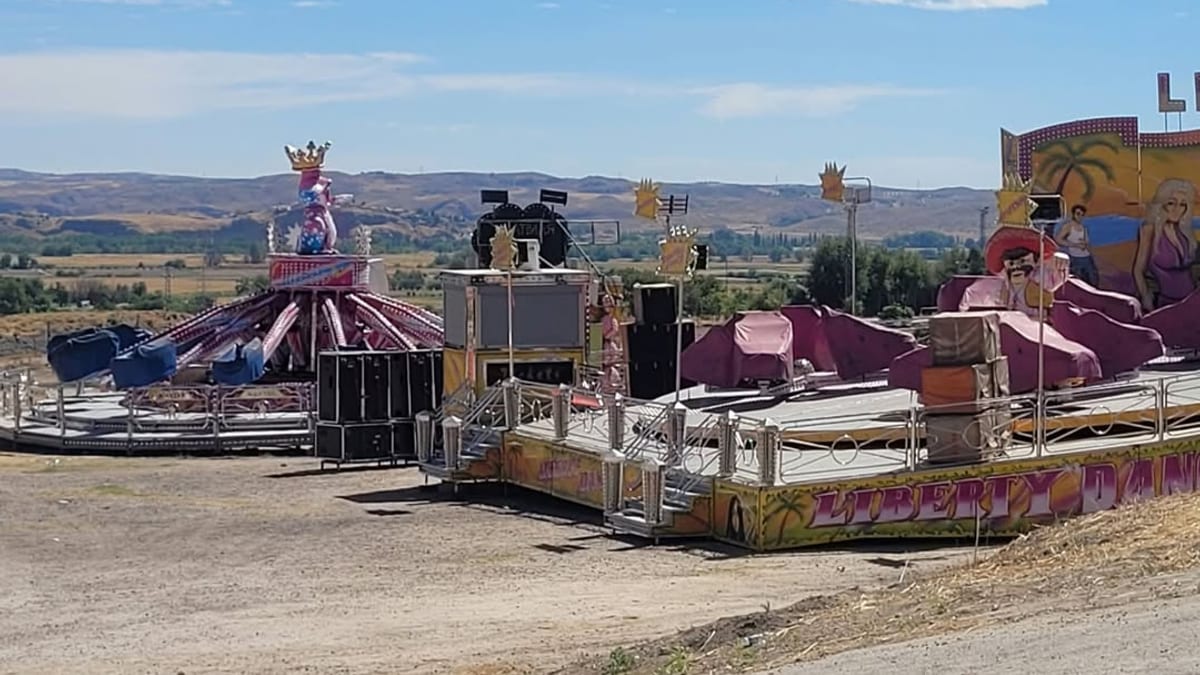 Feria de Ciempozuelos con atracciones feriales de colores brillantes para celebrar el Día de la Niña y del Niño