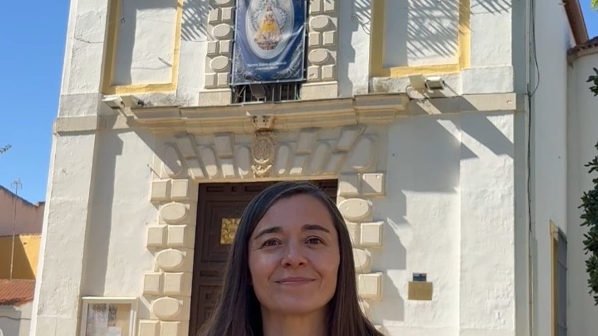 Iglesia colonial blanca y amarilla con cruz dorada, símbolo de las fiestas de Ciempozuelos