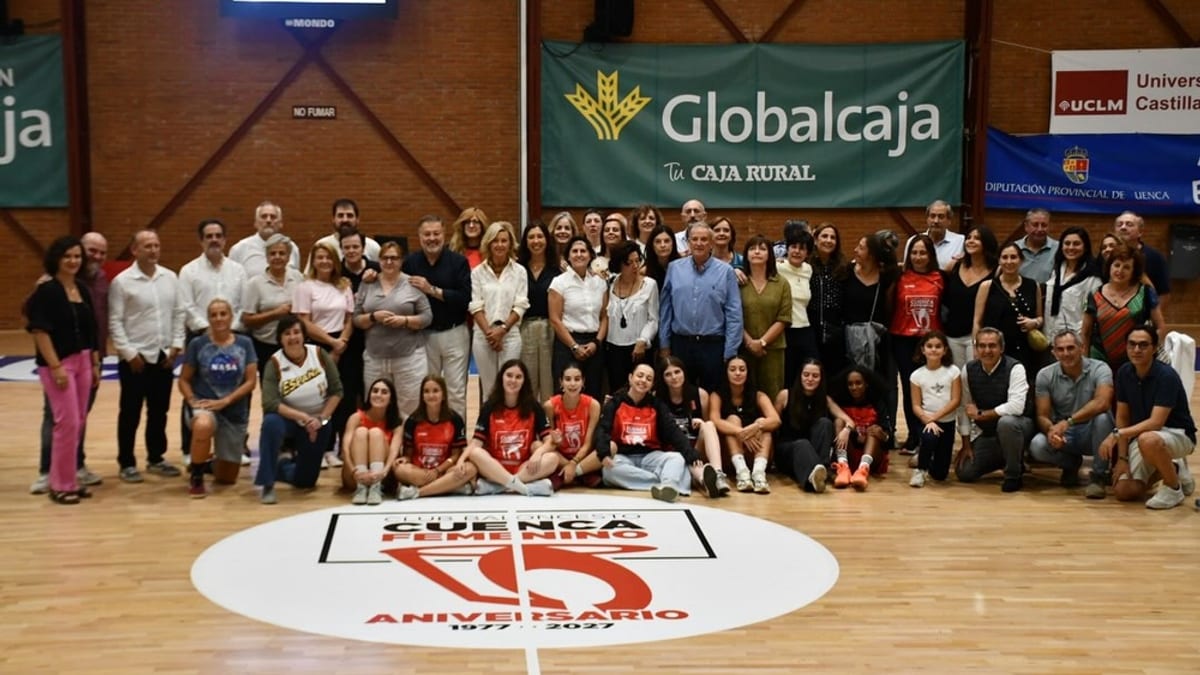 Imagen conmemorativa del 50 aniversario del Club Baloncesto Cuenca Femenino con logos de instituciones colaboradoras