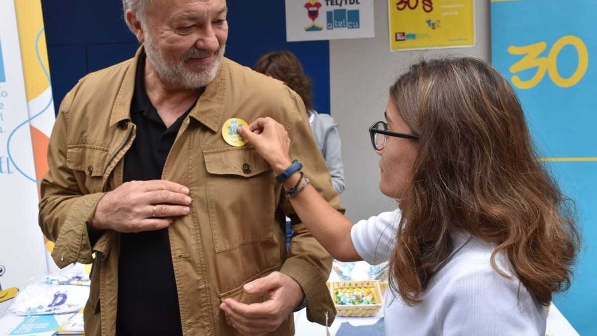 Mesa informativa de ATELCU en Carretería con alcalde Darío Dolz y concejalas durante Día Internacional TEL/TDL