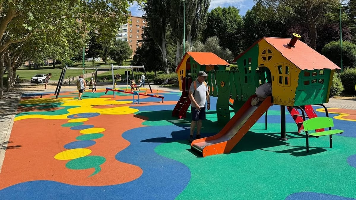 Cartel informativo del Ayuntamiento de Cuenca sobre la licitación de áreas infantiles y de calistenia en parques municipales