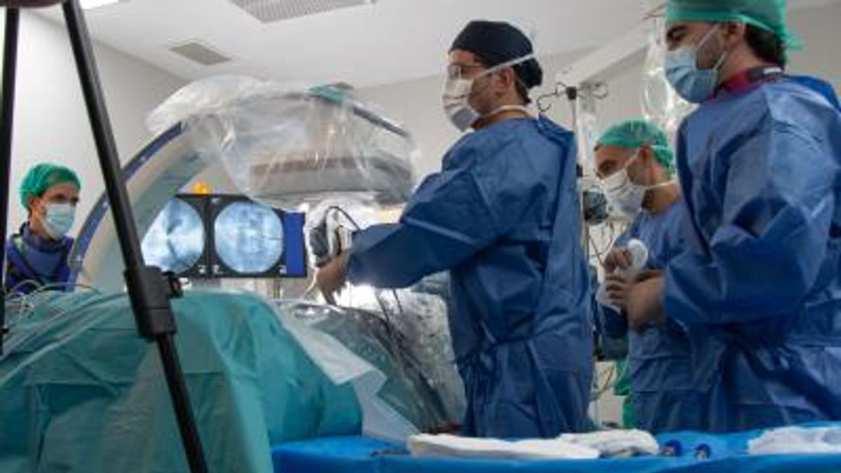 Sala de operaciones del Hospital de Dénia durante la retransmisión de cirugía endoscópica de columna
