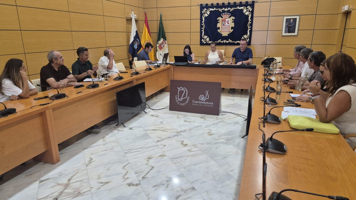 Reunión de la Junta de Gobierno del Consejo Insular de Aguas de Fuerteventura en sala de plenos con banderas institucionales