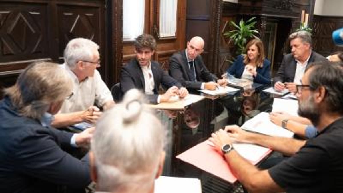 Reunión entre representantes de la Generalitat Valenciana y el Ayuntamiento de València para coordinación de actuaciones post incendio en El Saler