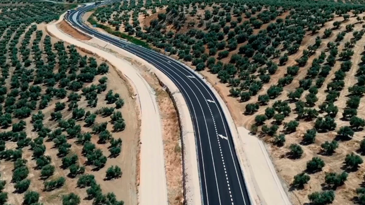 Vista aérea de la carretera A-311 en el tramo entre Lahiguera y Fuerte del Rey