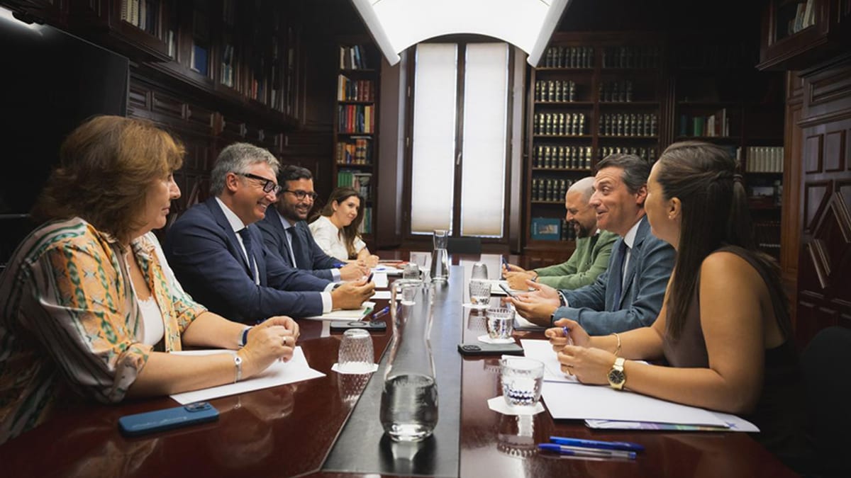 El consejero José Antonio Nieto Gavira junto al presidente de la FAMP Javier Bellido durante la reunión sobre simplificación de trámites administrativos