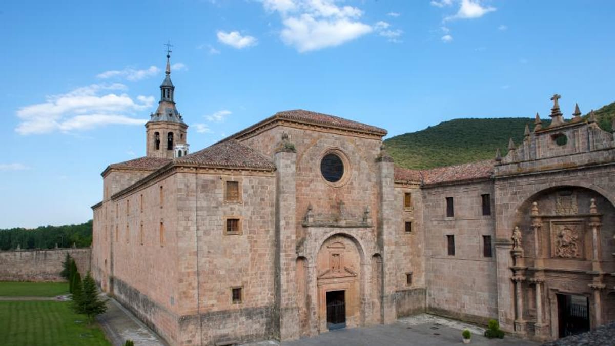 Fachada del Monasterio de Yuso en San Millán de la Cogolla, La Rioja, después de las obras de restauración