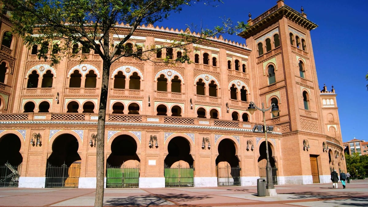 Cartel de la Corrida de la Hispanidad 2026 con homenaje a Ceuta, presentado por Carlos Novillo