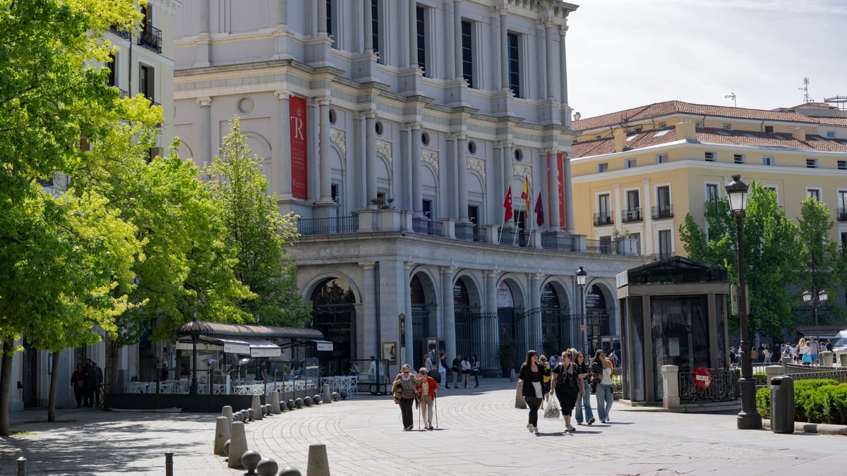 Bandera de la Comunidad de Madrid junto a la bandera de Colombia con elementos de libros y lectura