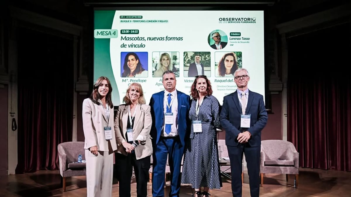 Cartel de la mesa redonda 'Mascotas, nuevas formas de vínculo' del Observatorio de Servicios Financieros con participación de la concejala de Sostenibilidad de Málaga