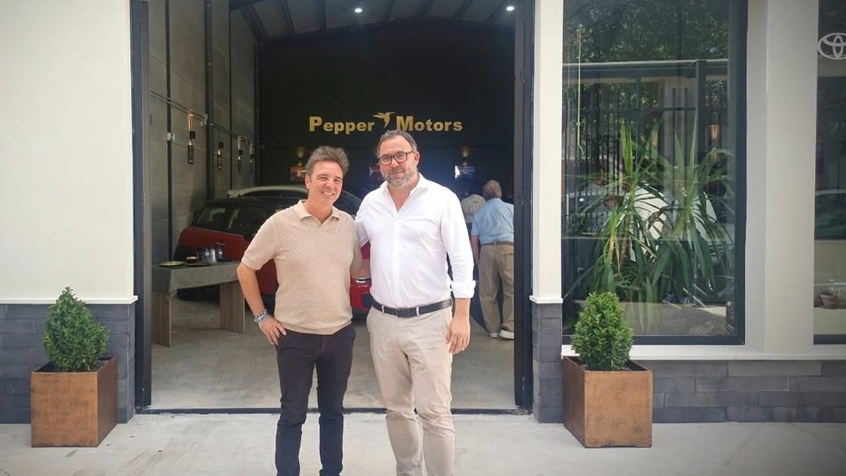 El alcalde de Tomelloso Javier Navarro acompaña a los responsables de Pepper Motors en la inauguración del nuevo centro de vehículos multimarca