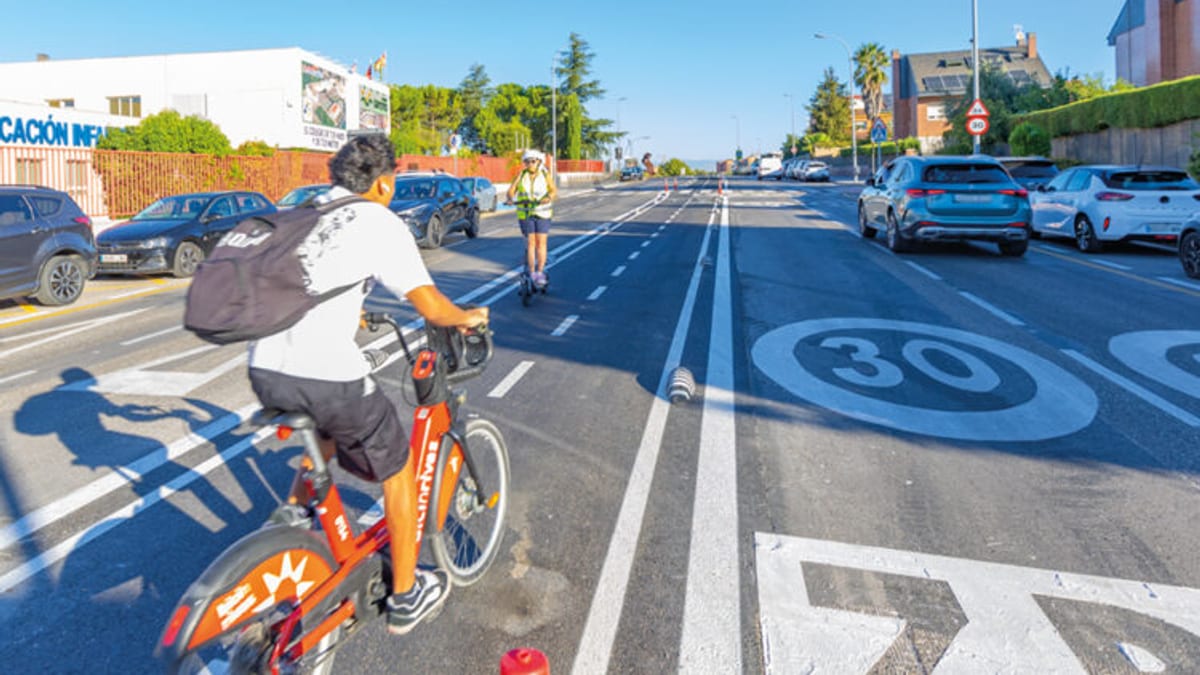 Carril bici en calle Junkal de Rivas Vaciamadrid con ciclista circulando