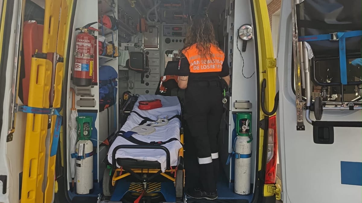Personal de San Sebastián de los Reyes con chaleco naranja dentro de una ambulancia durante los encierros de Campo Real