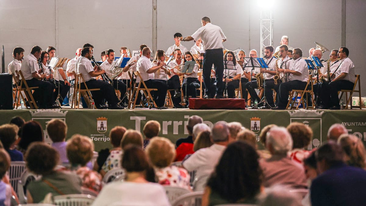 Banda de música durante el 34.º Encuentro de Bandas de Música de Torrijos celebrado en la plaza de España