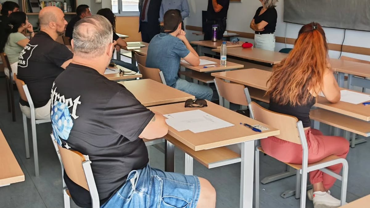 Sala de clase con estudiantes y personal durante el inicio del proceso selectivo para Técnicos de Emergencias Sanitarias en Valdemoro
