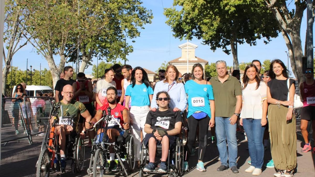 Participantes en la VI Carrera por la Discapacidad de Un@más en el Recinto Ferial de Albacete, con deportistas portando dorsales numerados