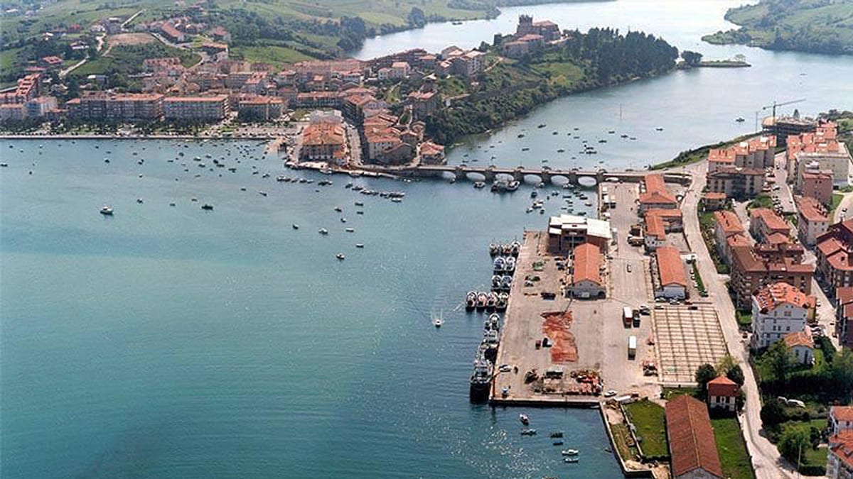 Vista del puerto de San Vicente de la Barquera, donde se realizarán obras de consolidación del dique oeste