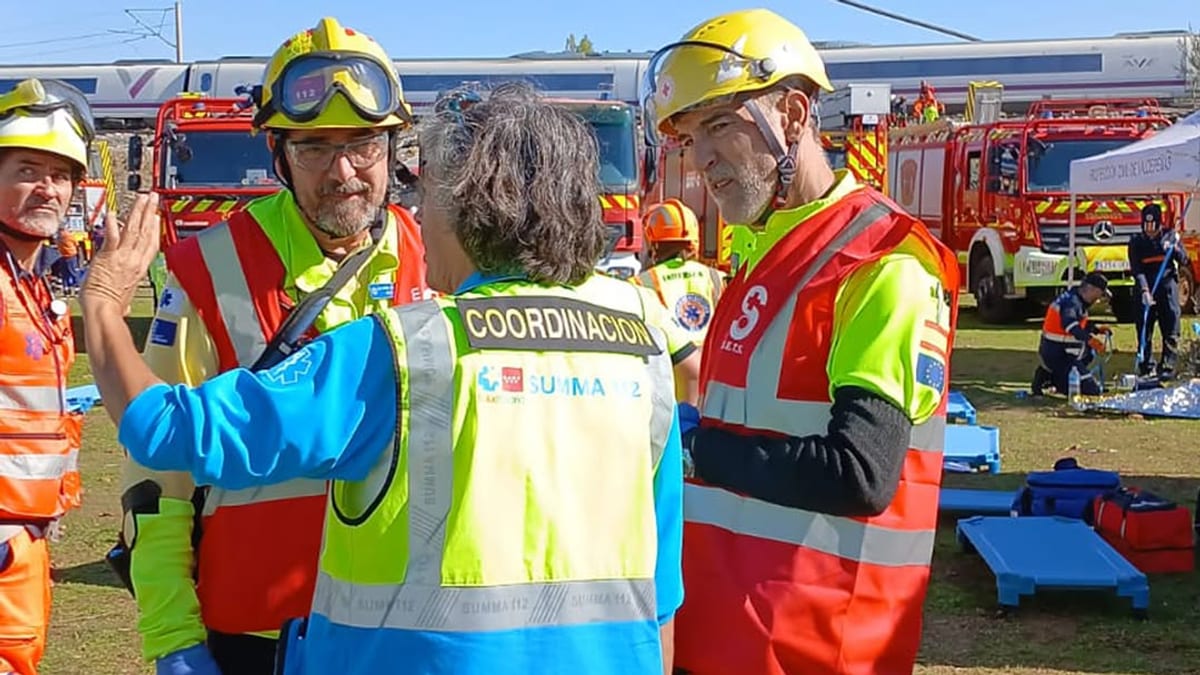 Equipo de emergencias del SUMMA112 atendiendo heridos en el lugar del accidente ferroviario de Úrda, Toledo