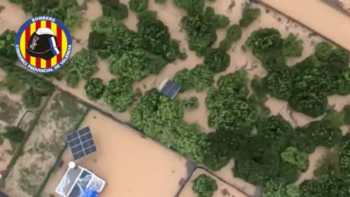 Vista aérea desde helicóptero MV6-R del Consorcio mostrando zona inundada en Oliva durante operativo de rescate tras Dana