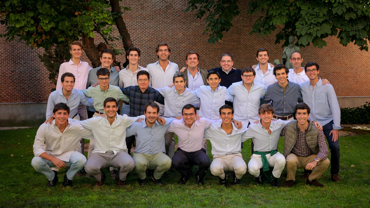Grupo de seminaristas en el patio del Seminario Conciliar de Madrid