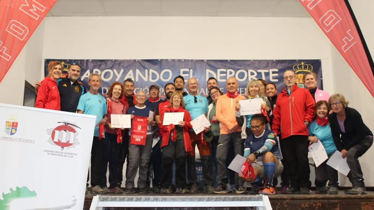 Participantes del IV Día Provincial del Senderista en Talayuelas durante la entrega de premios