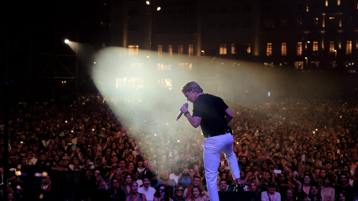 Multitud de personas celebrando en Plaza de España de Madrid durante la festividad del 12 de octubre con actuaciones musicales