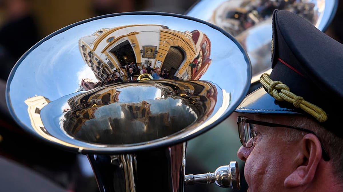 Banda de música en procesión durante la Semana Santa