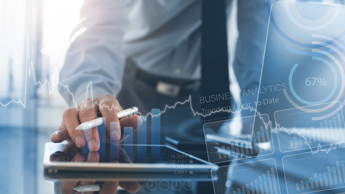 Pantalla virtual con análisis de datos y tecnología empresarial