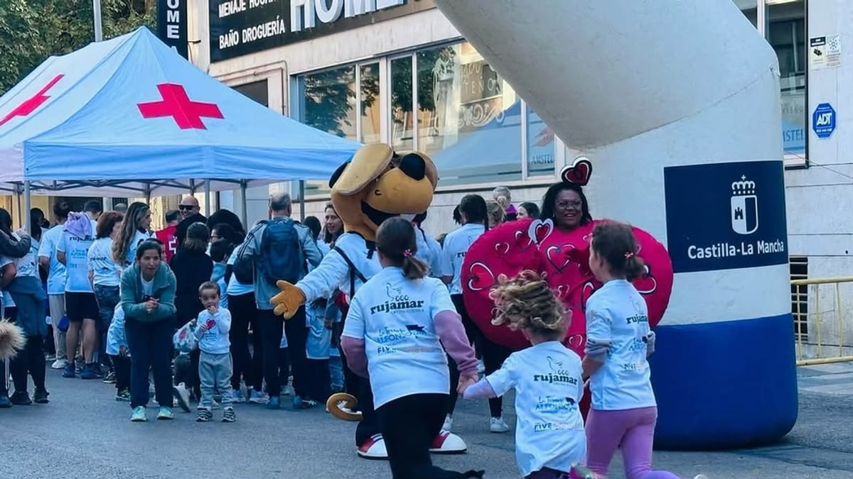 Participantes en la 15ª Marcha Solidaria por la Infancia de Cruz Roja en Cuenca