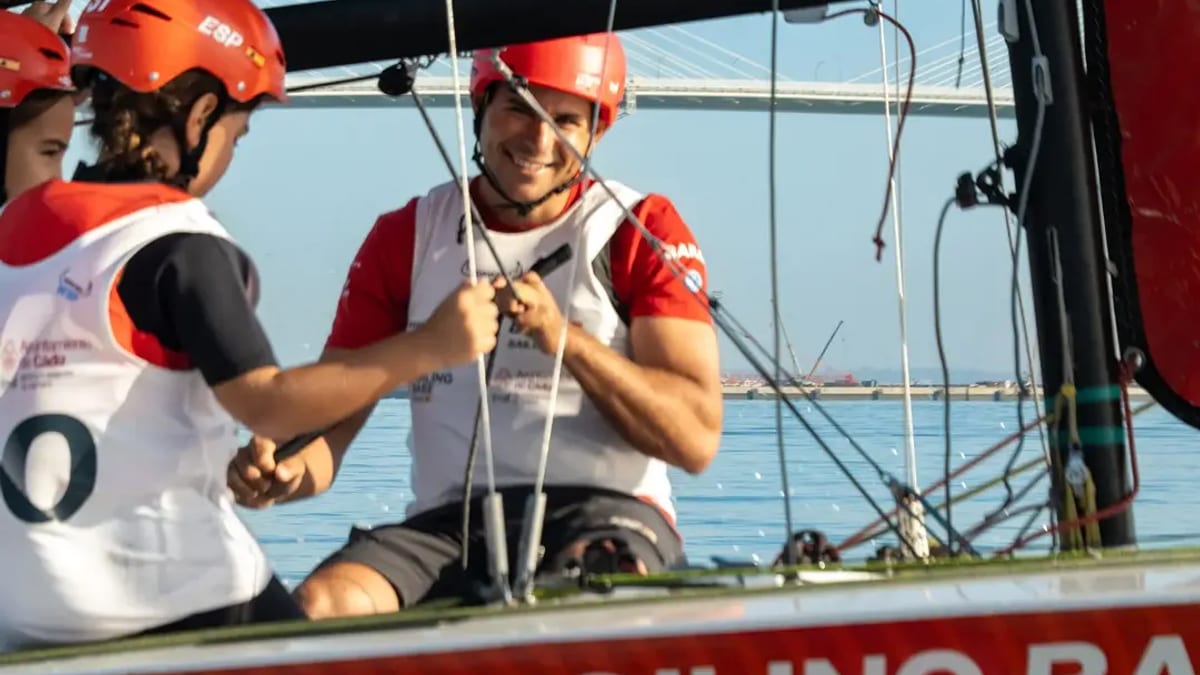 Grupo de escolares en los Foiling Days Escolar de Cádiz con instructores de SailGP y el logo del Instituto Municipal del Deporte