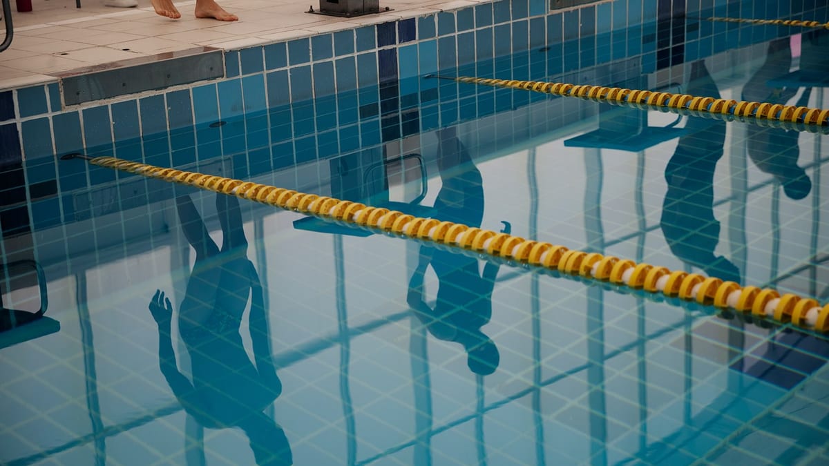 Aspirantes realizando pruebas de natación en la oposición para bombero especialista de Madrid