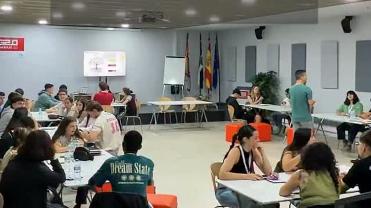 Estudiantes de institutos de Cáceres y la Facultad de Empresa, Finanzas y Turismo de la UEx participan en la II Jornada de Puertas Abiertas de AldeaLab
