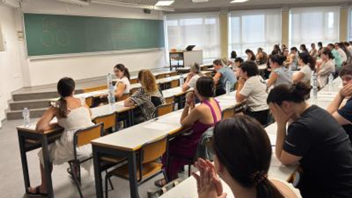 Aula de estudiantes universitarios durante clase