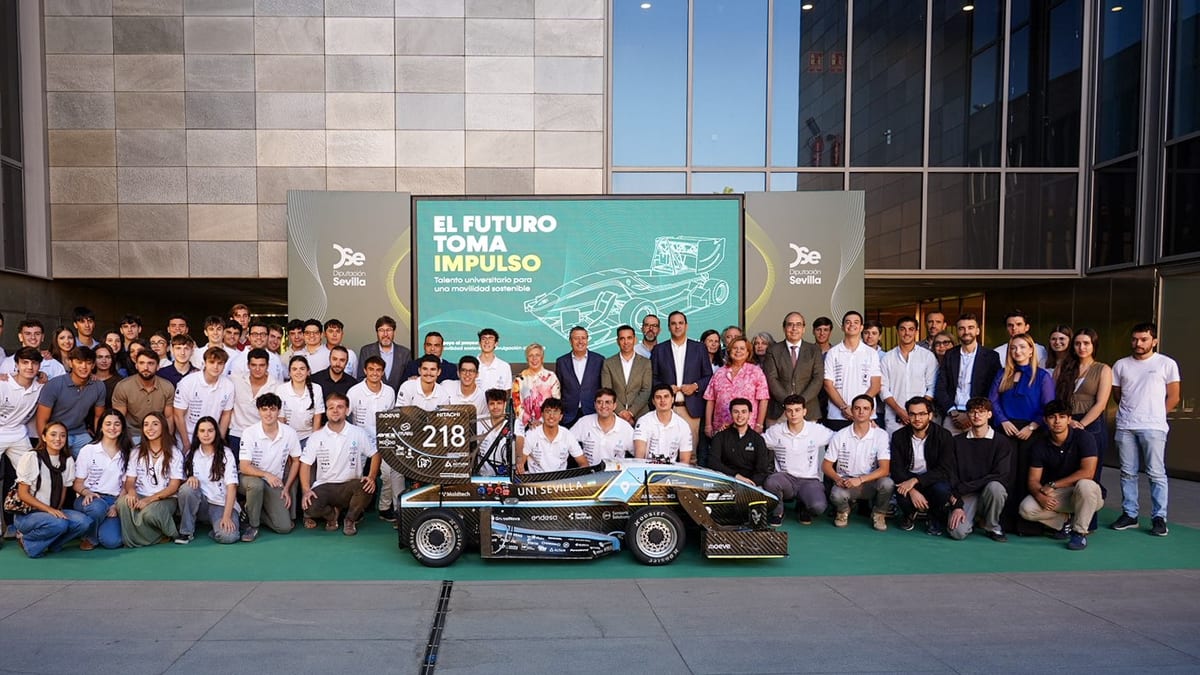Grupo de estudiantes universitarios del proyecto ARUS posando para promocionar iniciativas de tecnología e innovación